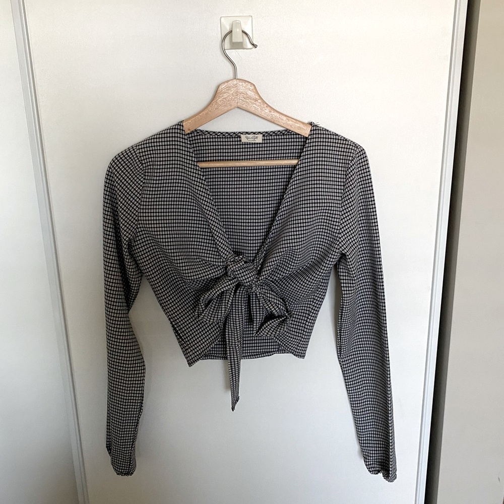 Brandy Melville gingham pattern long sleeve long sleeve crop top